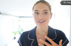 模特Sanne Vloet展示了她所有的皮肤护理常规