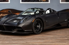 Matte Black Pagani Huayra敞篷跑车是街上的蝙蝠车