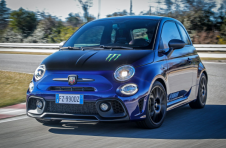Abarth 595穿着“ Monster Energy Yamaha”和“ Scorpioneoro”服装