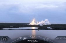 SpaceX 再发射 60 颗 “星链”卫星，总数已达 900 颗