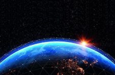 SpaceX每月生产60颗卫星，中国企业要不要太空圈地？
