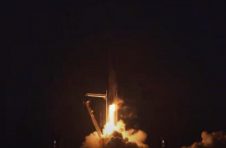 SpaceX载人航天飞船发射成功 17日中午抵达空间站