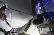 SpaceX龙飞船与空间站对接 四名宇航员驻留6个月