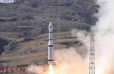 一箭十三星！中国长征六号火箭成功发射升空