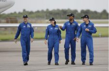 4名宇航员抵达发射场 SpaceX第2次载人发射周末升空