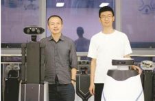 【中国梦·践行者】两位博士共圆机器人梦：创新创业要“沉下去”