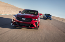 2022年凯迪拉克CT4-V Blackwing Packs 472 HP Twin-Turbo Punch，现价$ 59,990