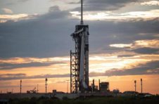 SpaceX和NASA推迟第二次商业载人航天发射24小时