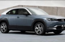 2023 年起亚 Sportage 首次亮相，采用大胆的新造型和大幅改进的内饰