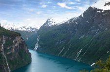 科考队员成功登顶 我国珠峰地区梯度气象观测体系初步建成