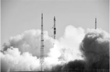 “拼车”火箭加速商业航天发展 长征八号遥二运载火箭搭载二十二颗卫星成功发射