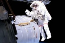 出舱，拥抱浩瀚太空
