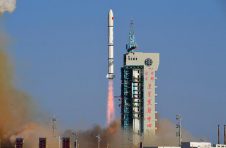 长二丁“一箭四星”发射成功 在轨组成国际首个车轮式卫星编队