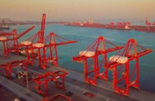 5G、北斗、AI齐上阵 无人驾驶车队码头高效装卸集装箱