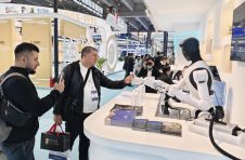 智元机器人首次亮相轨交展，广州地铁展位成打卡点